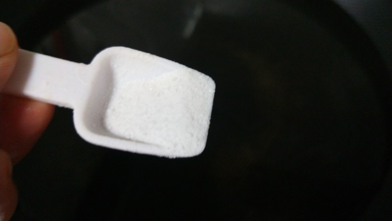 凉拌莴笋叶,锅中放入适量水烧开,加入盐保持绿色。