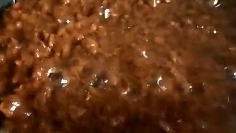 卤面条,先炒五花肉,炒出油放八角,葱姜蒜炒香捞出来在放入料酒黄豆酱炒出酱香倒出来。
