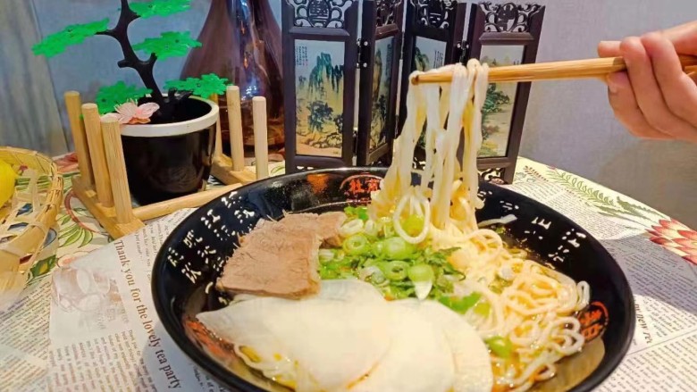 卤面条,加入卤料拌均匀,在加上两个荷包蛋,两午餐肉,加入菜码,撒上香葱。