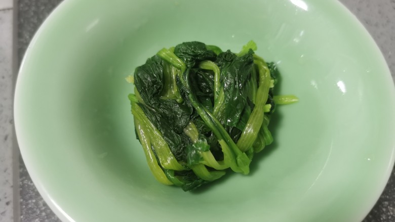 鸡蛋卷土豆泥,菠菜挤干水份