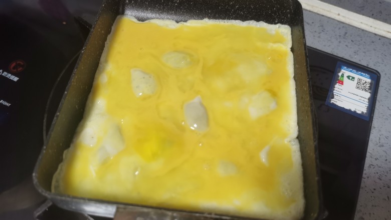 鸡蛋卷土豆泥,放入鸡蛋液,煎至凝固