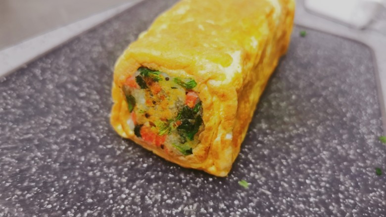 鸡蛋卷土豆泥,移到案板,切块即可食用