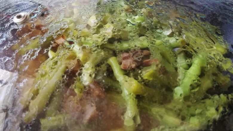 豆角焖肉,盖上盖子,文火焖炖。