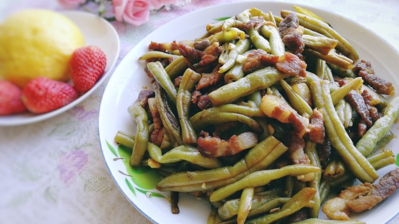 豆角焖肉,汤汁收浓洒上蒜末炒匀即可,无敌下饭。