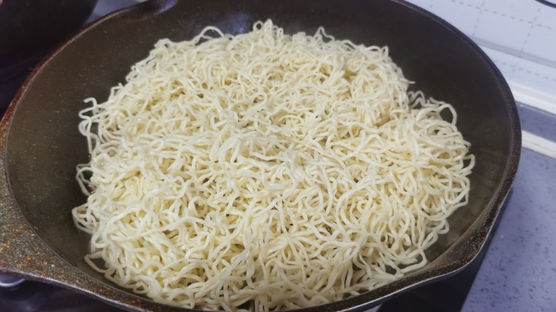 卤面条,铺上卤面