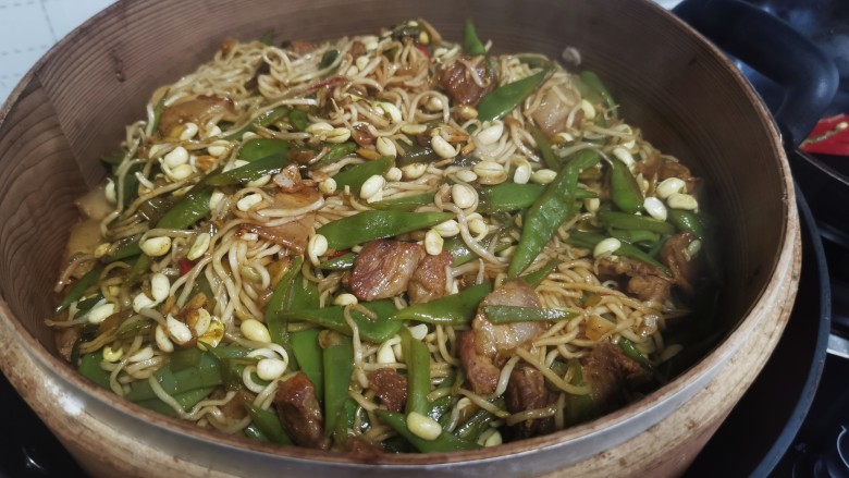 卤面条,移入蒸屉,开水上锅蒸5分钟。