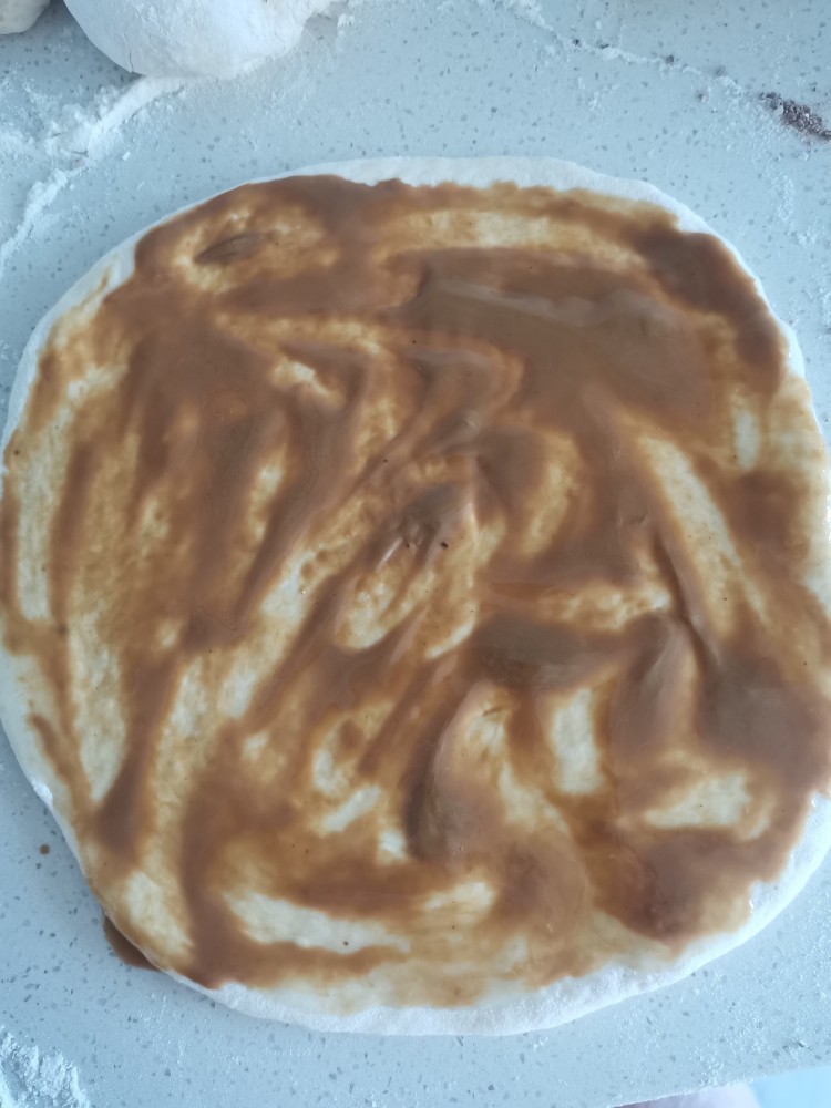 花式面点,最后取一个大面团,擀成大饼涂上麻酱