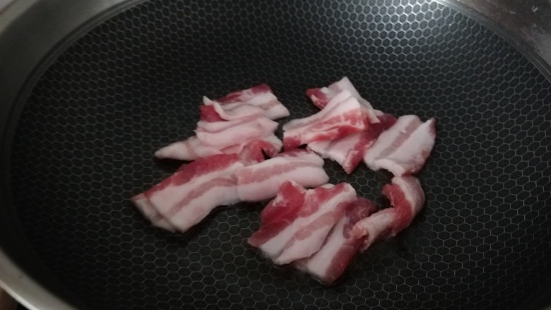 豆角焖肉,将锅烧热后下入五花肉煸炒(这里不需要放油,本事五花肉就可以编出很多油脂)