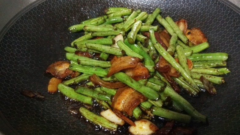 豆角焖肉,加入200毫升的水,少许盐,白<a style='color:red;display:inline-block;' href='/shicai/ 10588'>糖</a>翻炒均匀