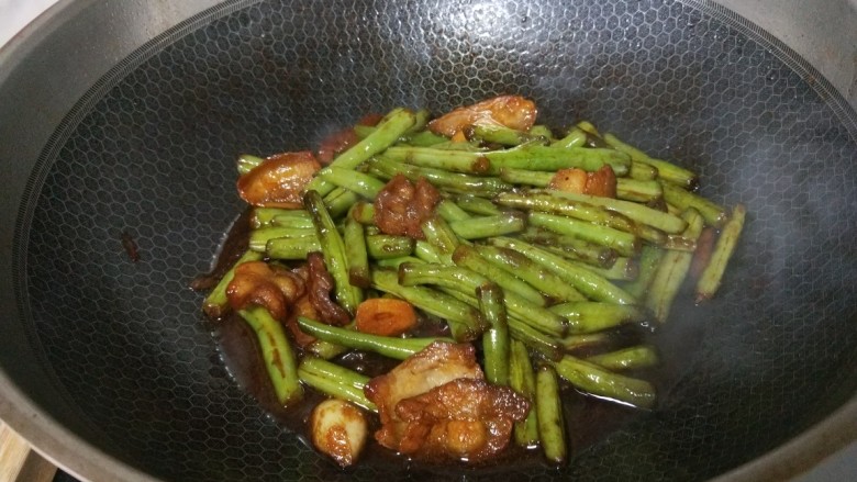豆角焖肉,豆角炖熟后,锅里烫汁大火收干,(爱泡大米饭的可以留着)这样美味的豆角焖肉就做好啦!