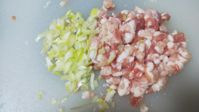 胡萝卜鸡肉饼,鸡肉剁碎,葱姜剁碎。