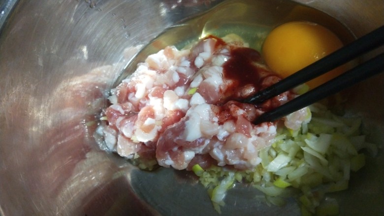 胡萝卜鸡肉饼,鸡肉馅加入葱姜末,耗油,<a style='color:red;display:inline-block;' href='/shicai/ 9'>鸡蛋</a>,酱油。