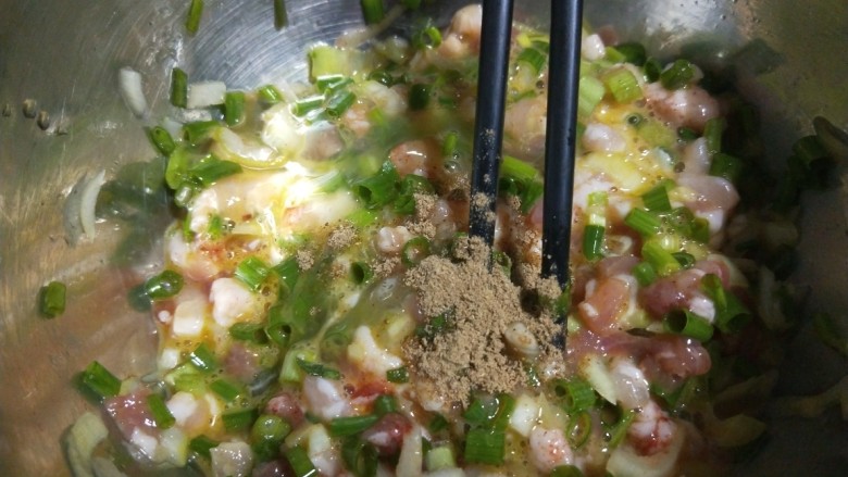 胡萝卜鸡肉饼,加入香葱,<a style='color:red;display:inline-block;' href='/shicai/ 744'>五香粉</a>,鸡粉,料酒。
