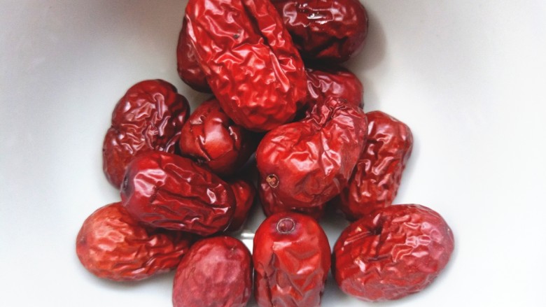 红枣小米燕麦粥,<a style='color:red;display:inline-block;' href='/shicai/ 2470'>红枣</a>淘洗干净