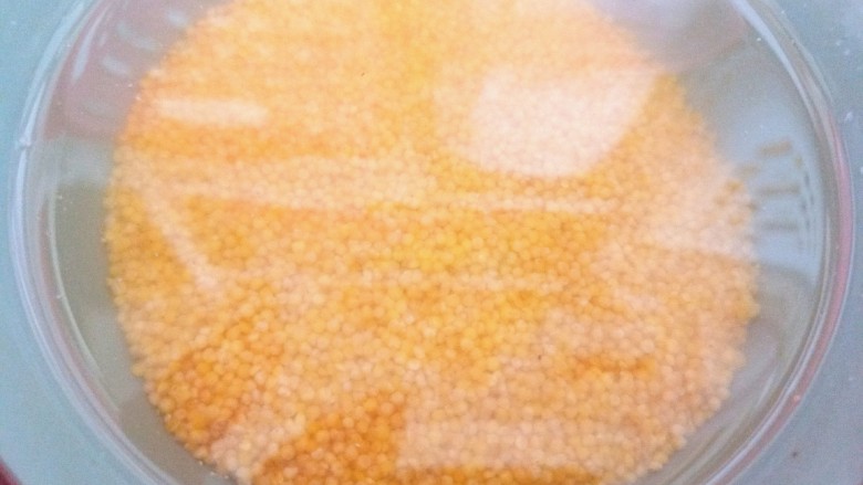 红枣小米燕麦粥,泡一会