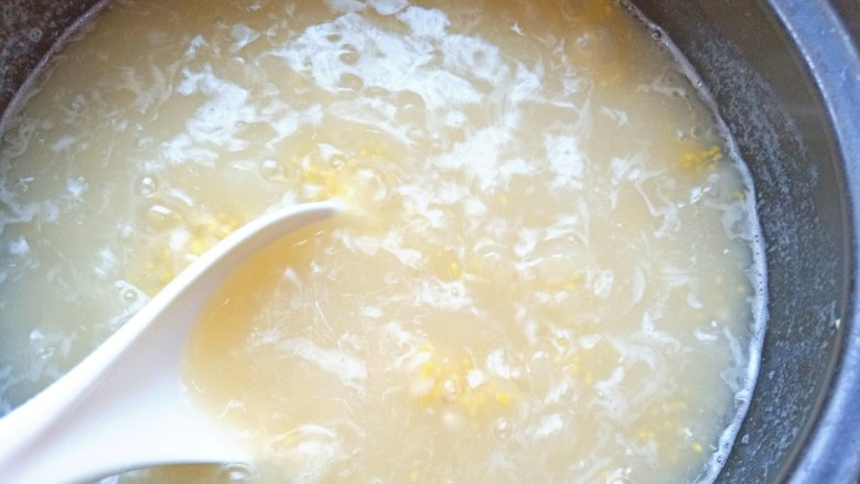 红枣小米燕麦粥,在下入小米，煮5分钟
