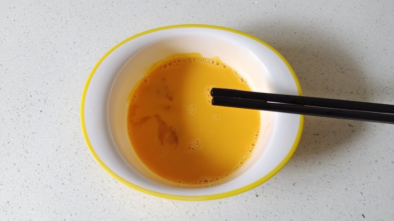 石锅豆腐,鸡蛋打入碗中,加入少许温开水搅打均匀