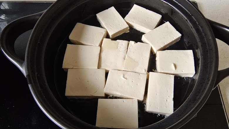 石锅豆腐,放入豆腐片,小火慢煎片刻