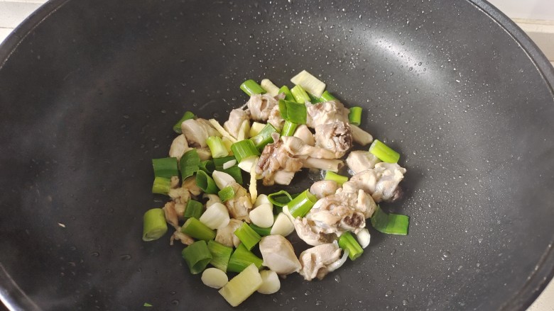 土豆炖鸡腿,加入鸡块翻炒至微黄，加入葱姜蒜爆香