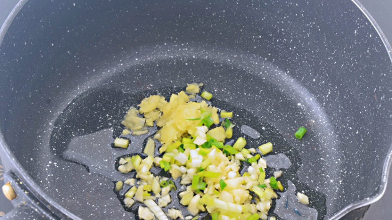 鸡蛋肠粉,先来制作酱汁,锅中倒入少许食用油烧热,放入葱白、姜、蒜爆香