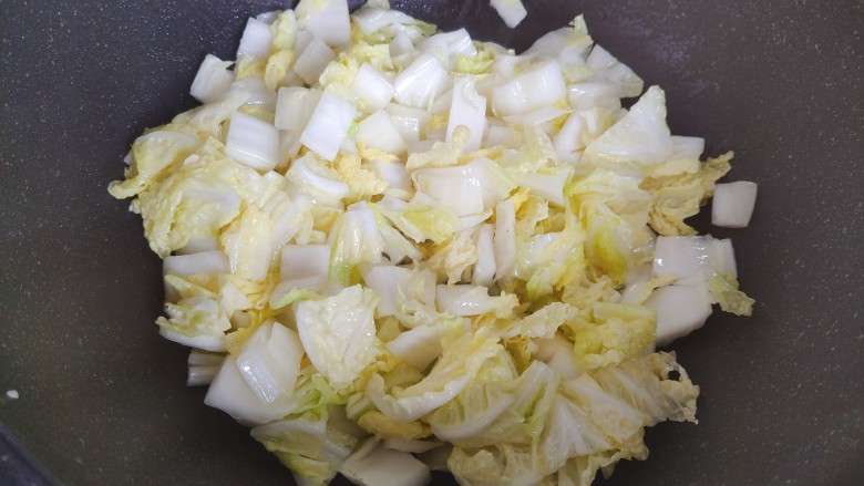 娃娃菜炒木耳,翻炒至娃娃菜稍稍变软,体积变小