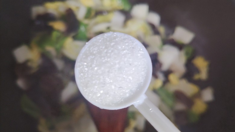 娃娃菜炒木耳,加一小勺细砂糖,带出鲜味,翻炒均匀,即可
