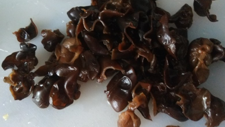 娃娃菜炒木耳,泡多了可以适量的用,可以揪成小块。