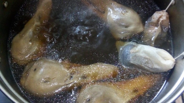 香卤鸭脑壳,中火转小火卤二十分钟后关火,焖两小时。