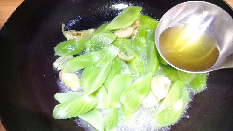 番茄炒莴笋,加一勺大蒜汁,也可以啤酒代替,主要是提鲜