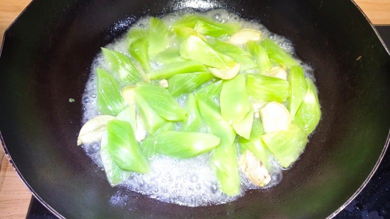 番茄炒莴笋,大火,翻炒
