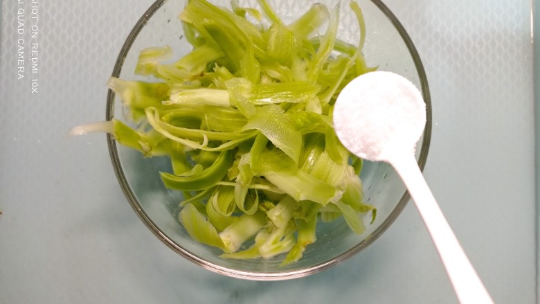 凉拌莴笋叶,嫩<a style='color:red;display:inline-block;' href='/shicai/ 124'>莴笋</a>皮,加入少许食用盐腌制杀水
