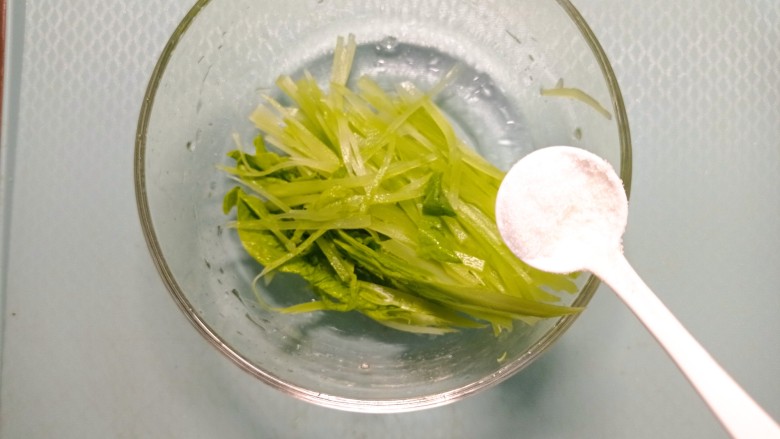 凉拌莴笋叶,一小段莴笋切成丝,放少许食用盐腌制一会