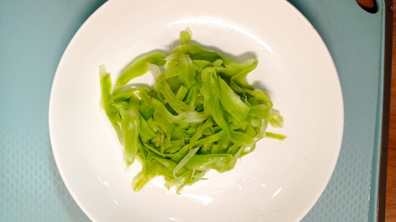 凉拌莴笋叶,挤出水分,放入盘中