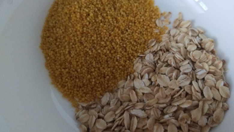 红枣小米燕麦粥,小米50克。