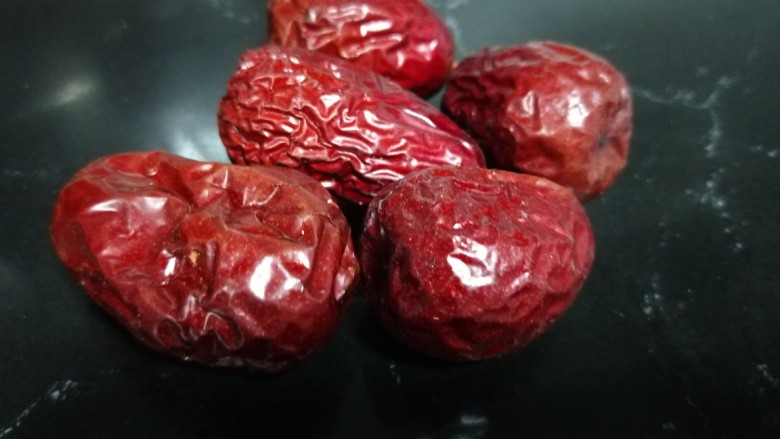 红枣小米燕麦粥,大枣五个。