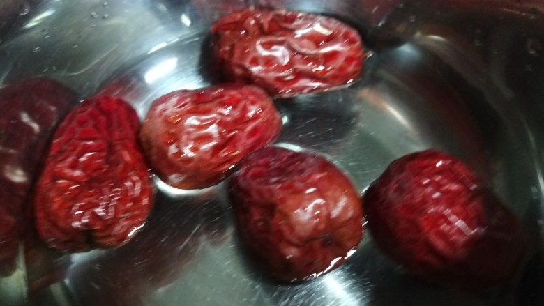 红枣小米燕麦粥,先提前泡软在放入锅中一起熬制粘稠即可。