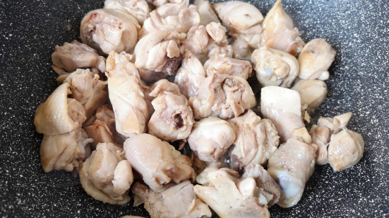 土豆炖鸡腿,炒锅内倒适量的食用油烧热,下入焯过水的鸡块炒干水分。