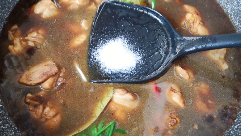 土豆炖鸡腿,加开水没过鸡块,放盐调味,大火烧开以后转中小火炖半个小时。