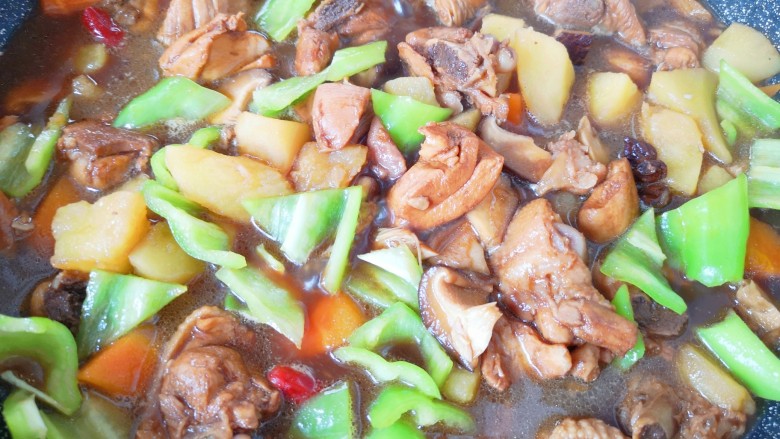 土豆炖鸡腿,下入青椒翻炒至变色即可出锅!