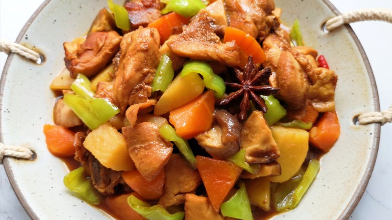 土豆炖鸡腿,荤素搭配营养丰富!