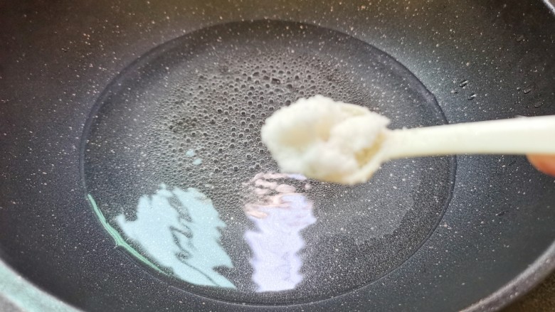 凉拌莴笋叶,锅中放入适量的水,加1勺的盐
