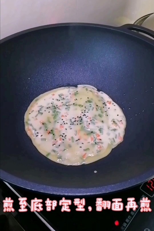 菠萝汁鸡蛋饼,煎至底部定型后,翻面再煎