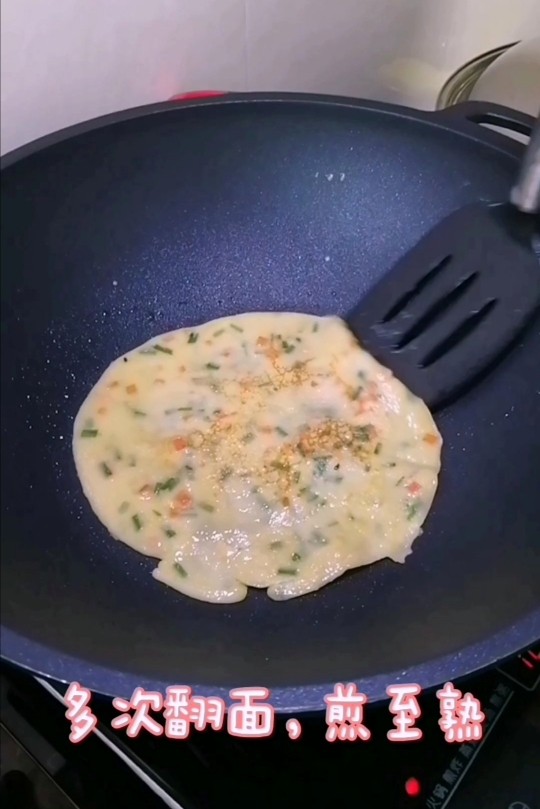 菠萝汁鸡蛋饼,多次翻面,煎至熟