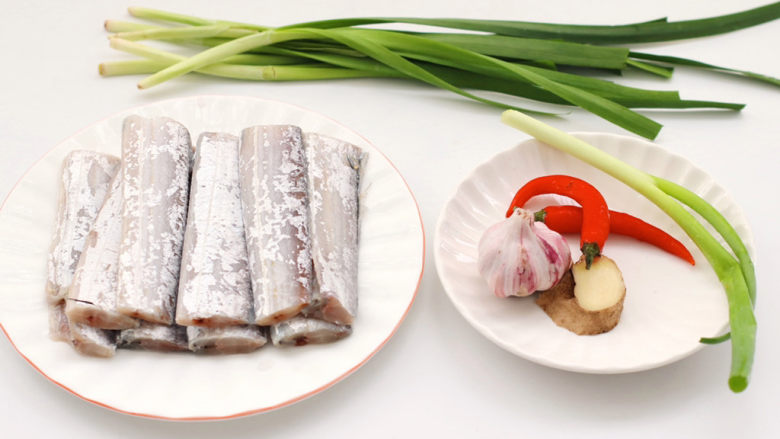 炖带鱼,首先备齐所有的食材,<a style='color:red;display:inline-block;' href='/shicai/ 386'>带鱼</a>去头掐尾内脏洗净。