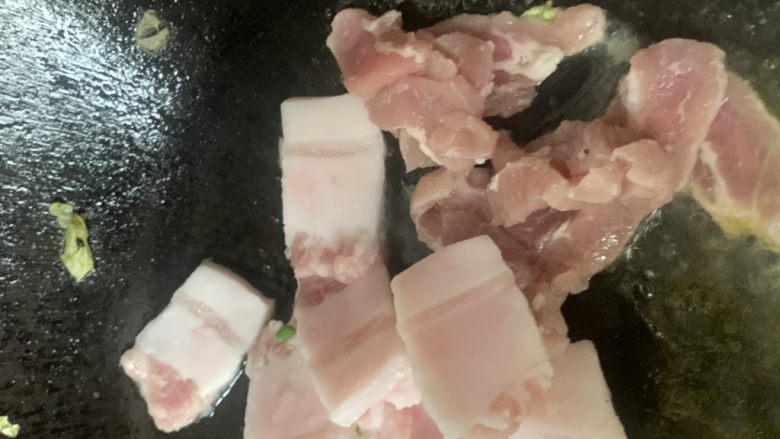 白菜煲,肉炒一下