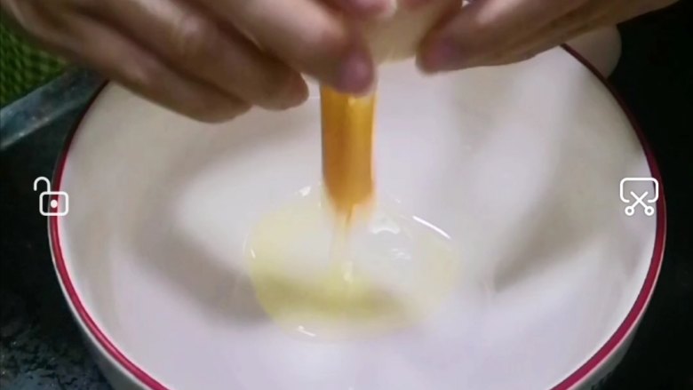 菠萝汁鸡蛋饼(视频),碗中打入<a style='color:red;display:inline-block;' href='/shicai/ 9'>鸡蛋</a>