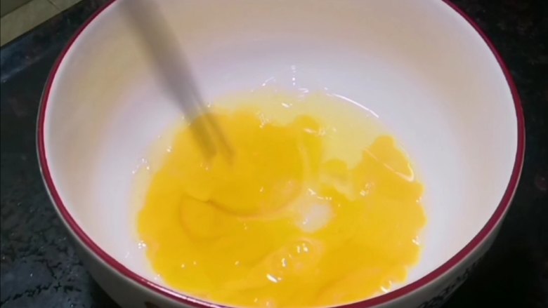 菠萝汁鸡蛋饼(视频),加入盐