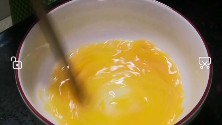 菠萝汁鸡蛋饼(视频),搅散