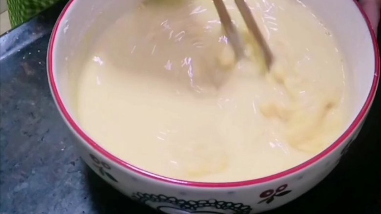 菠萝汁鸡蛋饼(视频),搅拌均匀