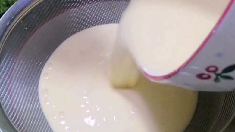 菠萝汁鸡蛋饼(视频),过筛两遍